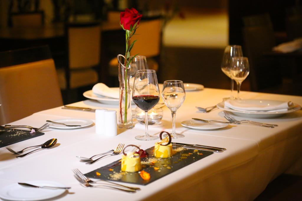 Mds Hotel Calama Zewnętrze zdjęcie A restaurant table set for fine dining