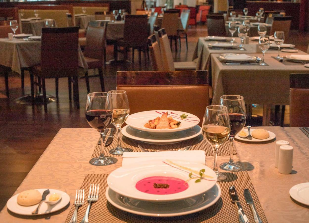 Mds Hotel Calama Zewnętrze zdjęcie A table set for dinner
