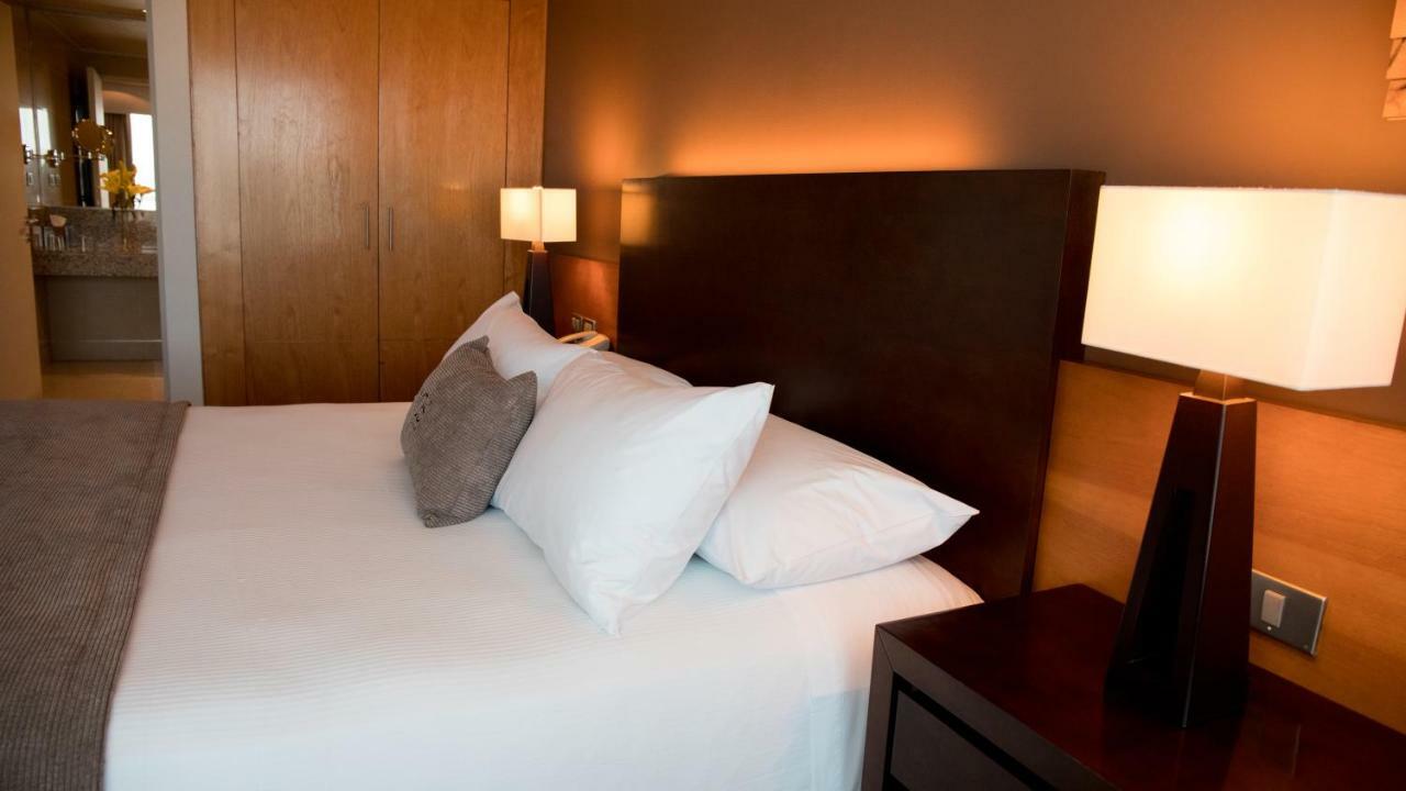 Mds Hotel Calama Zewnętrze zdjęcie A bed with pillows